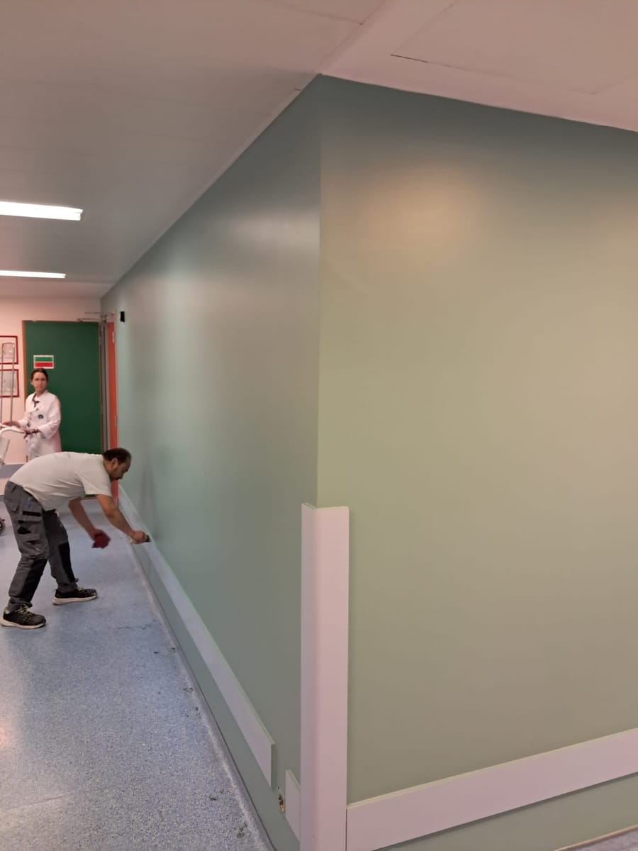 Couloir d'hôpital après peinture