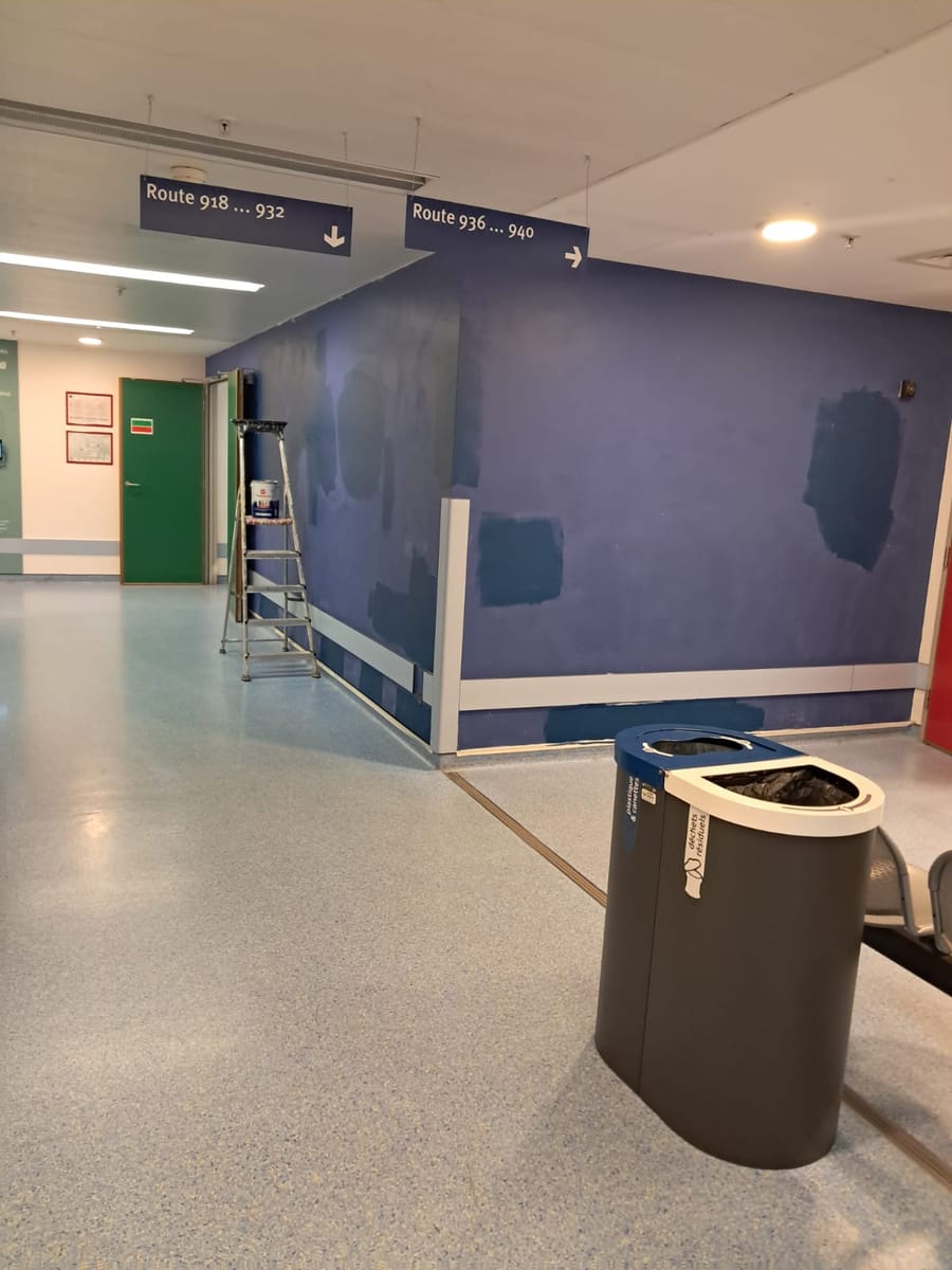 Couloir d'hôpital avant peinture